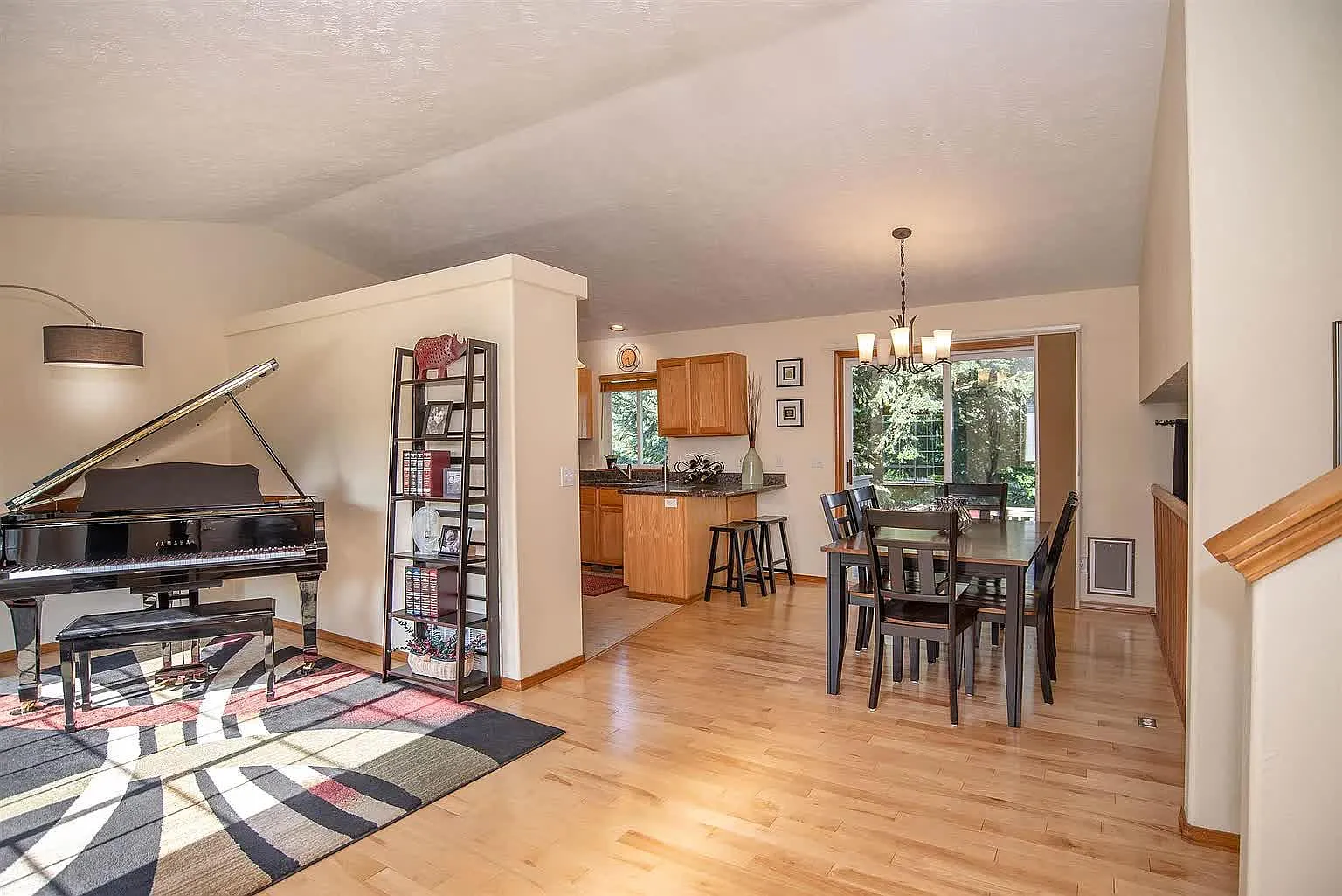 4 bed, 2192 sqft, $3,900 — Photo 3