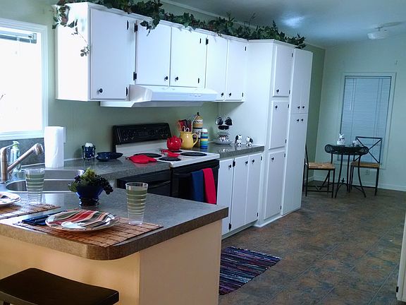 Kitchen with eat in area