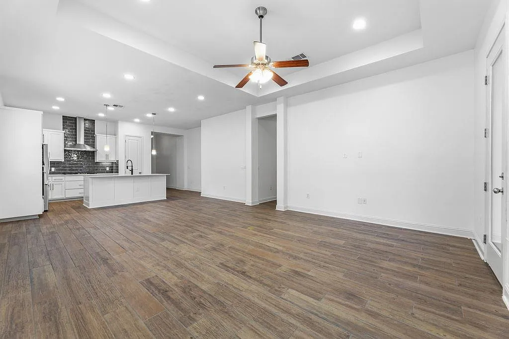 3 bed, 2.0 bath, 1872 sqft, $3,395 — Photo 3