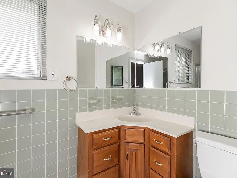 410 Woodlawn Ave — Photo 26