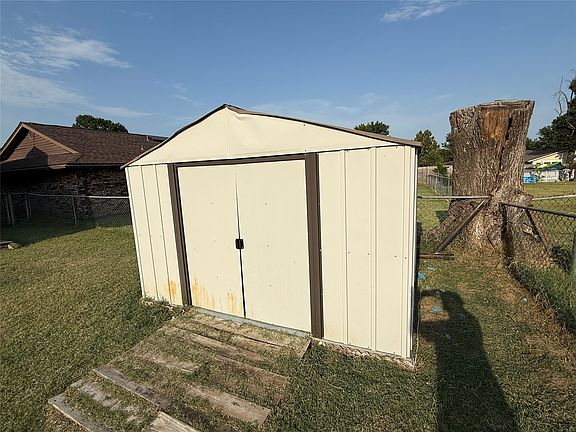 4th image of 2304 E Fieldstone St