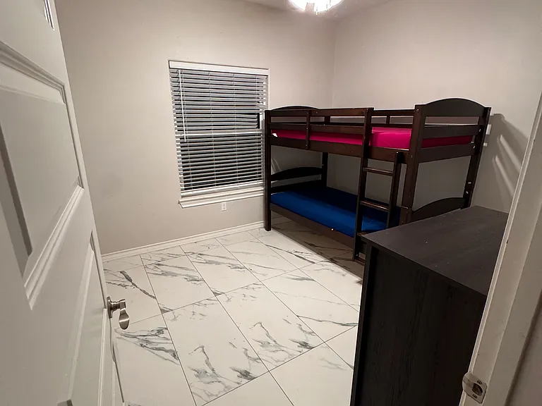 711 W Albatross Ave — Photo 5