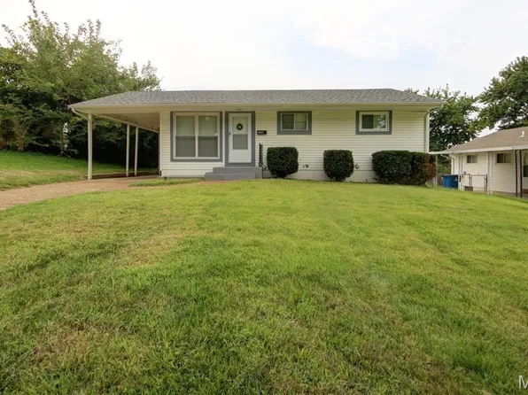 108 Perthshire Rd, Saint Louis, MO 63137