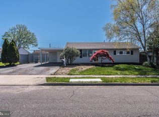30 Primrose Ln, Levittown, PA 19054