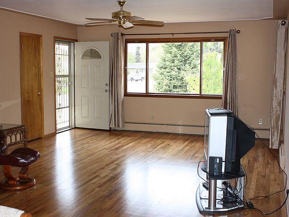 Living Room w/Hardwood Floor
