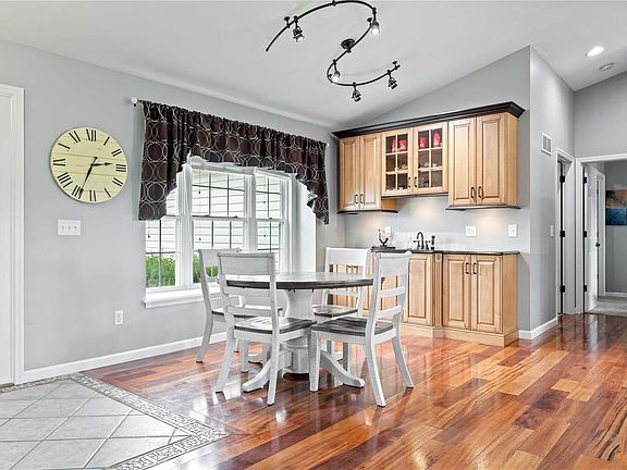 4th image of 69 N Hillview Dr