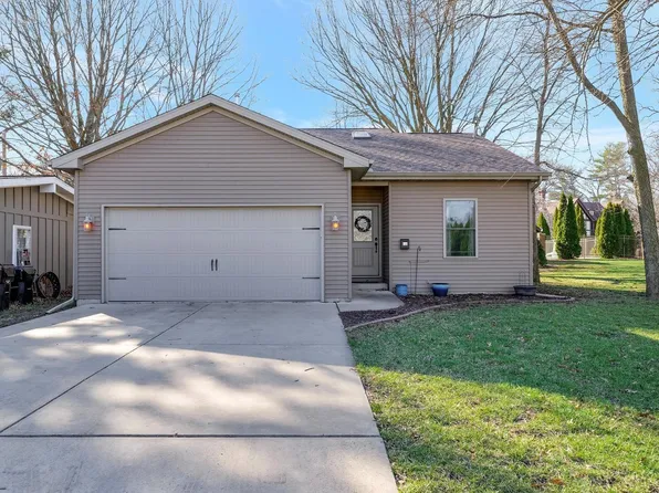 910 Lincoln Dr, Monticello, IL 61856