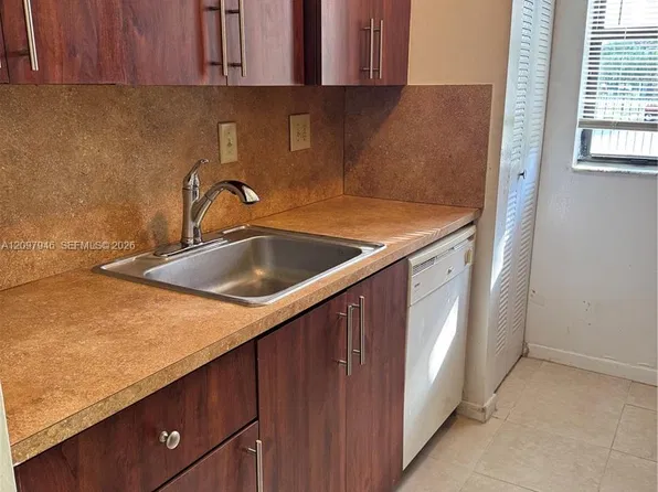 7070 NW 179th St APT 105, Hialeah, FL 33015