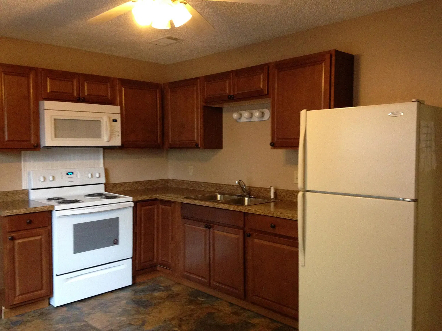 3 bed, 1.5 bath, $1,000 — Photo 4