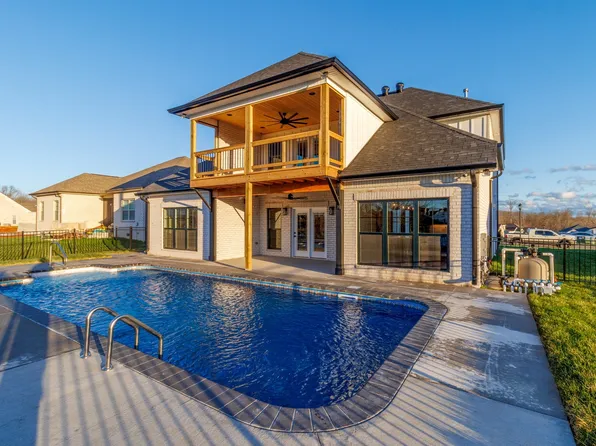 422 Lowline Dr, Clarksville, TN 37043