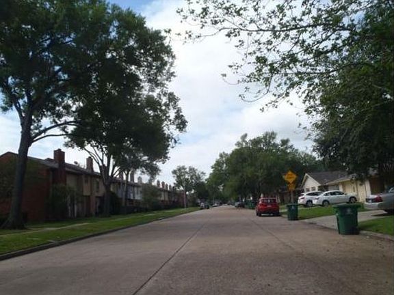 Exterior Neighborhood (street photo)