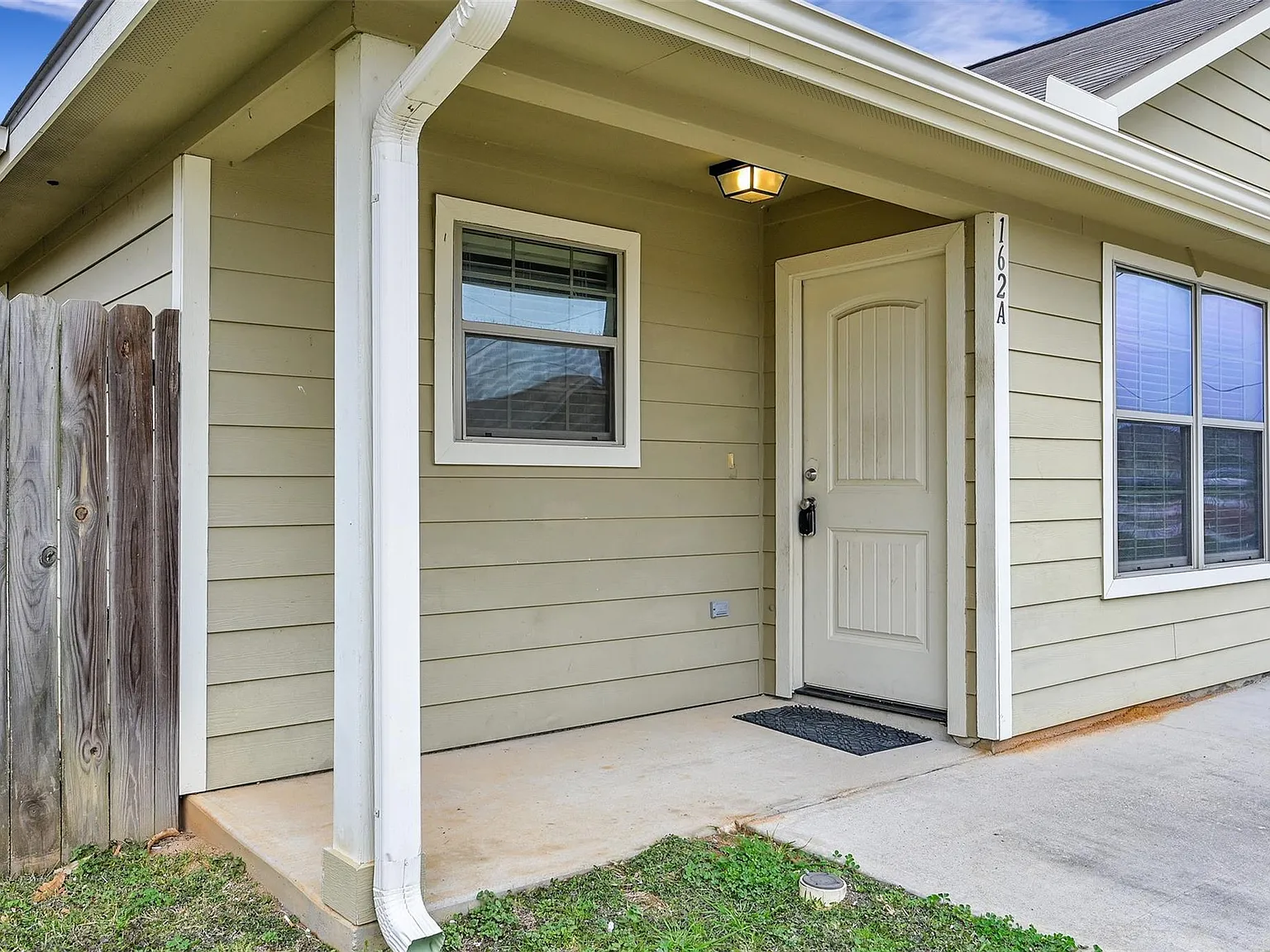 2 bed, 2.0 bath, 867 sqft, $1,350 — Photo 2