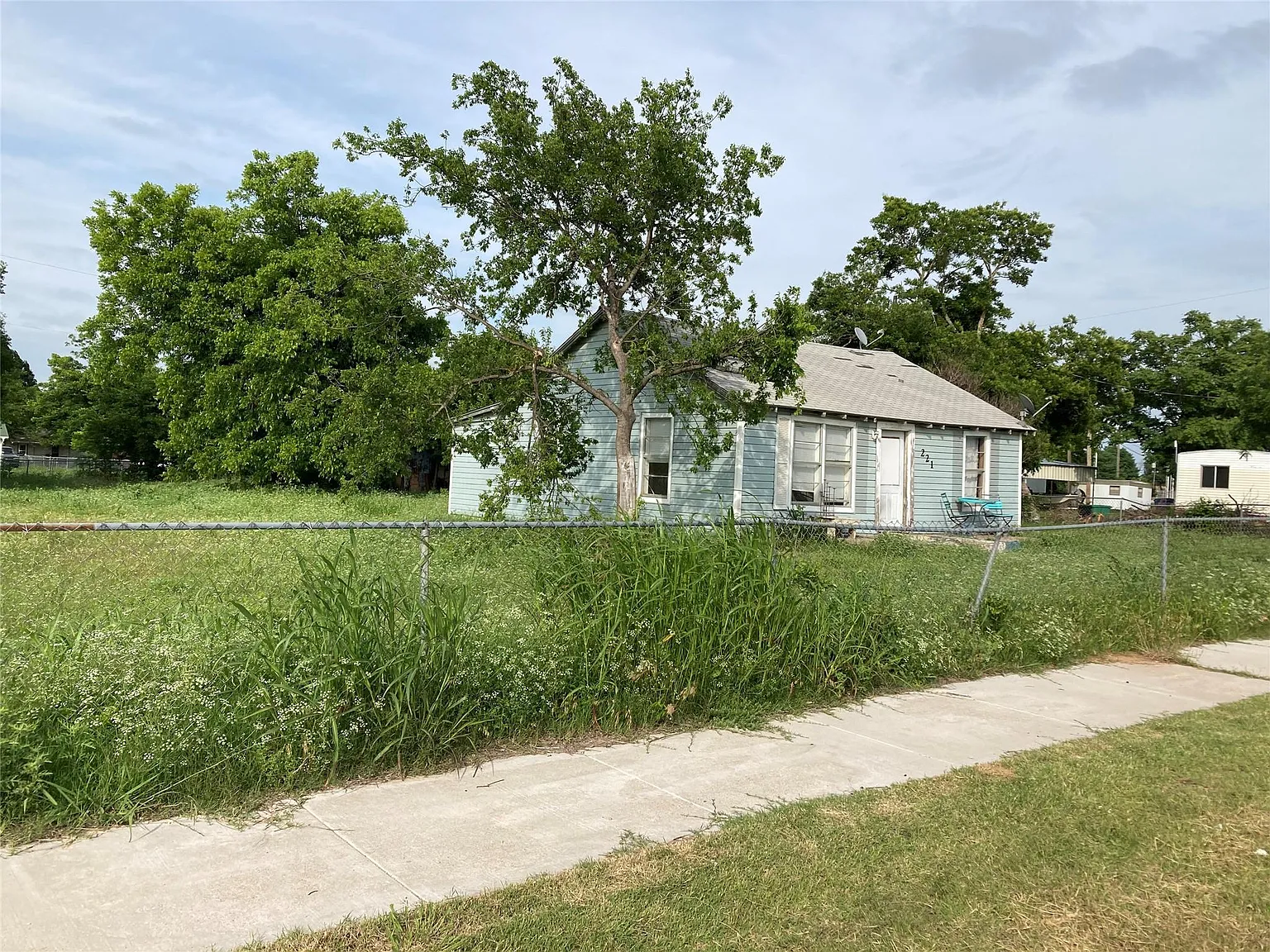 3 bed, 1.5 bath, 1100 sqft, $895 — Photo 2