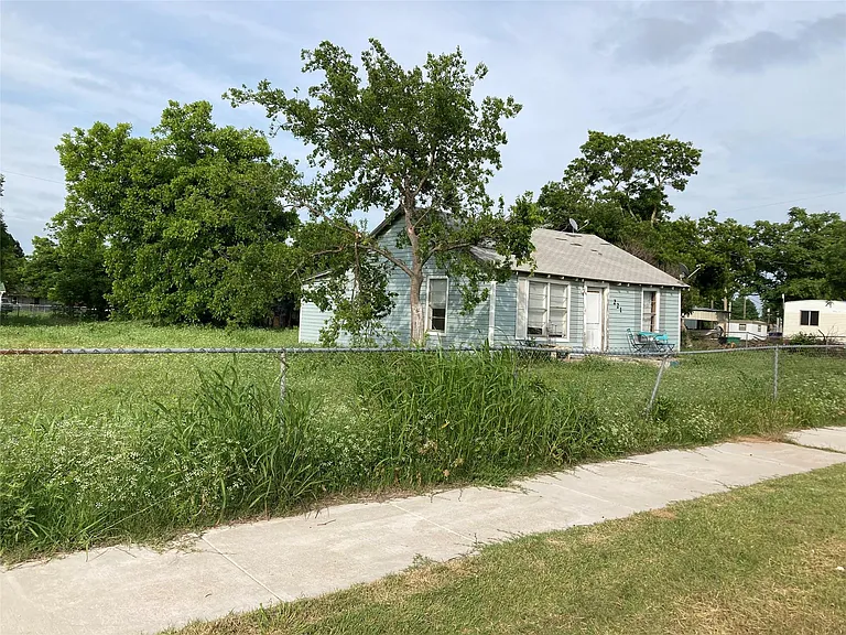 221 S Central Ave — Photo 4