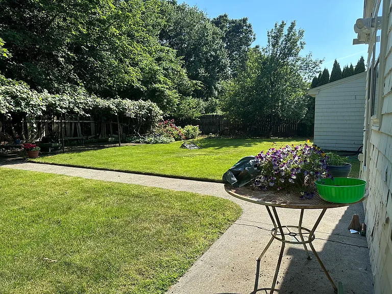 Primrose Dr — Photo 22