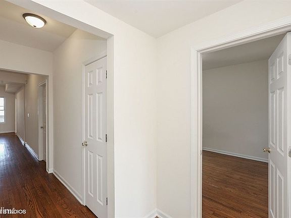 02_1416WGarfieldBlvd_1_84_Entryway_LowRes