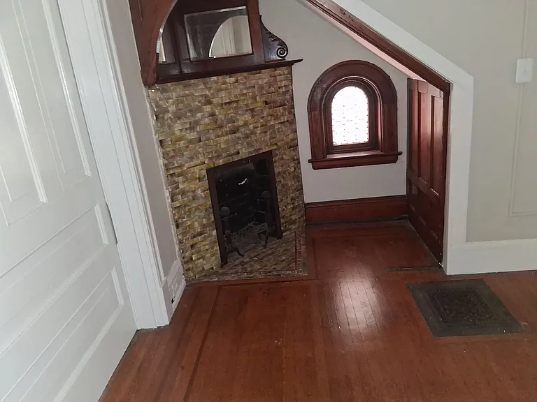 415 Belgravia Ct — Photo 5