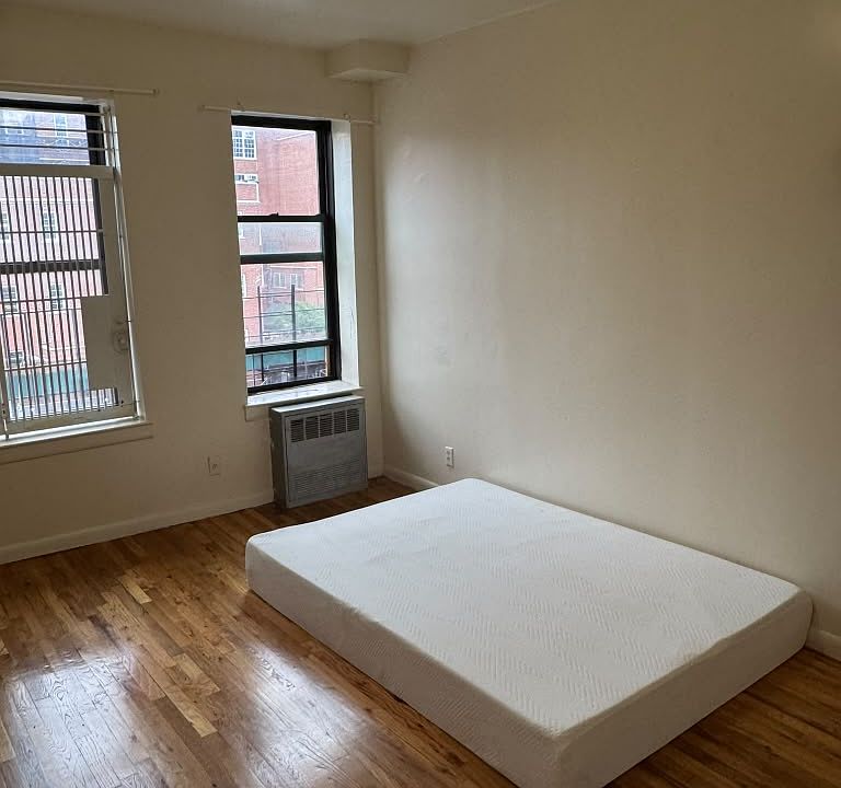 2nd image of 828 Gerard Ave
