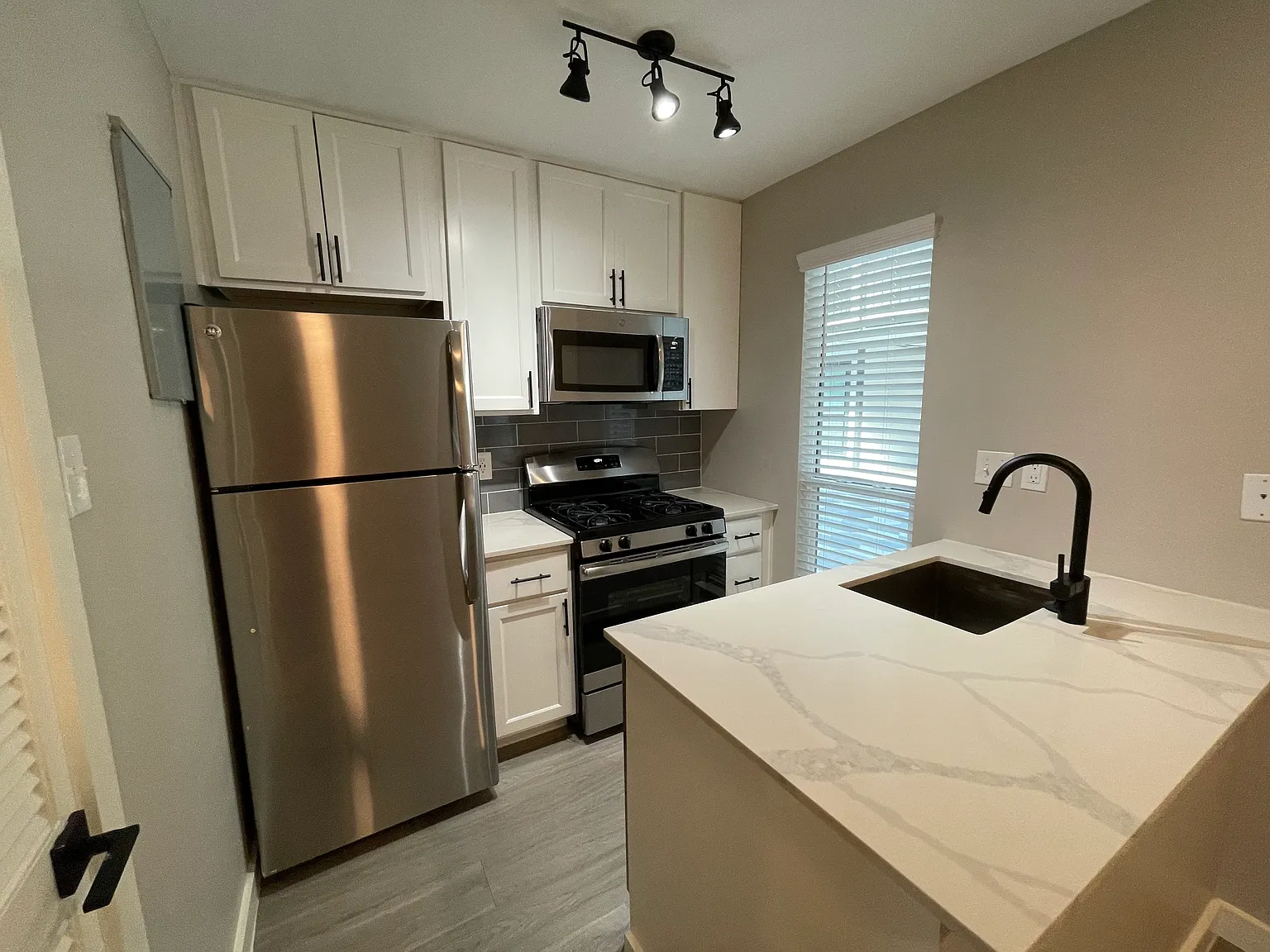 1 bed, 406 sqft, $1,295 — Photo 4