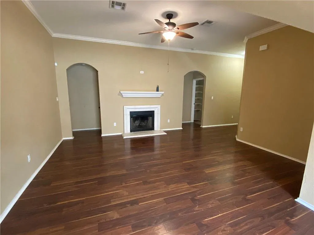 4 bed, 2.0 bath, 1645 sqft, $1,895 — Photo 2