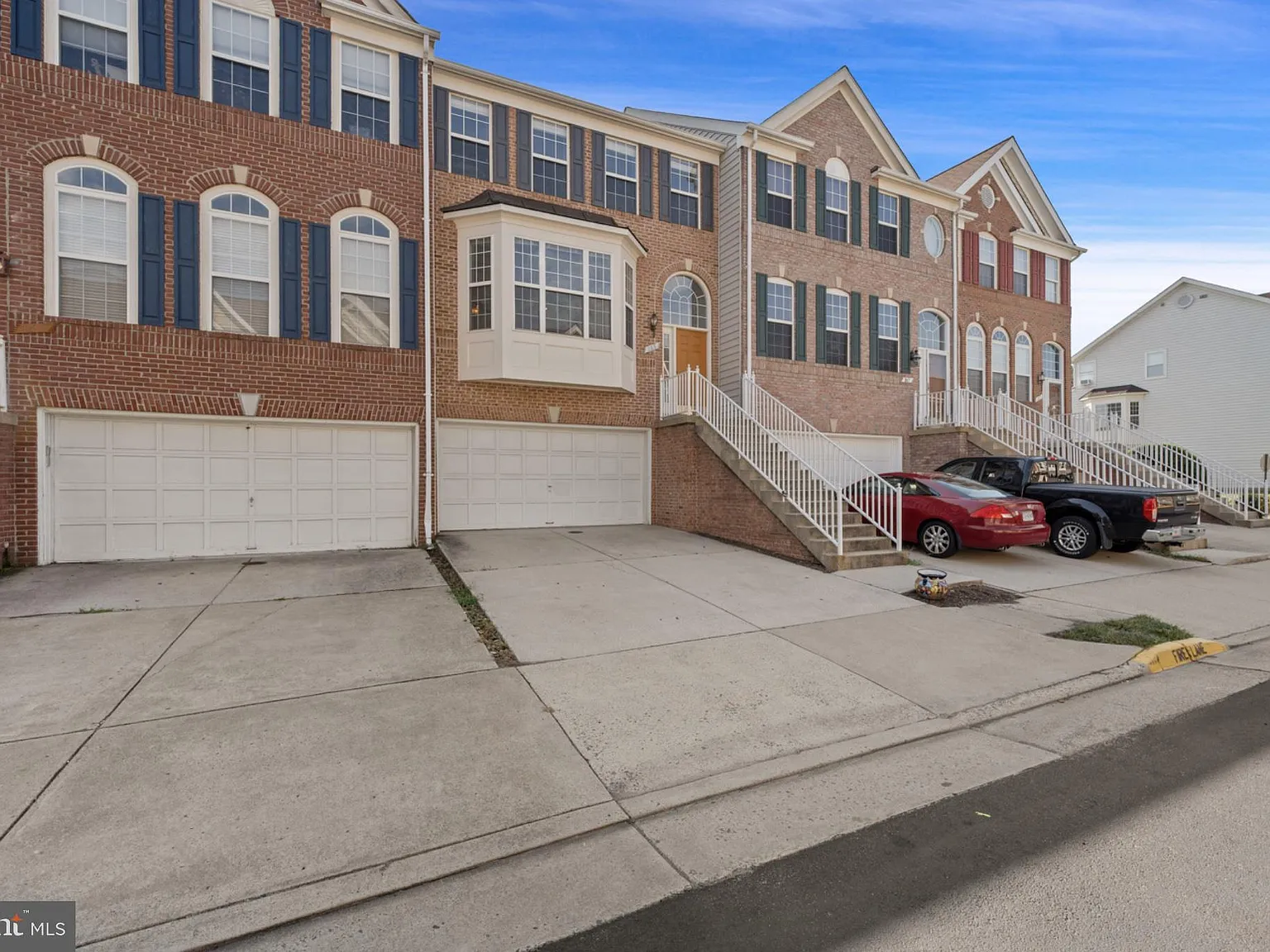 3 bed, 4.0 bath, 2416 sqft, $3,200 — Photo 3