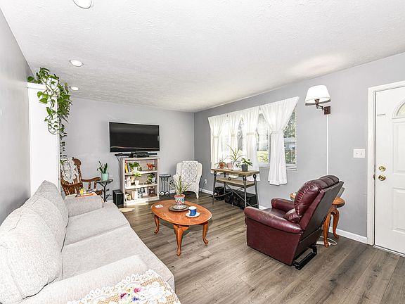 4th image of 4910 Oaknoll Dr