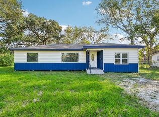 1121 Meyers St, Clute, TX 77531