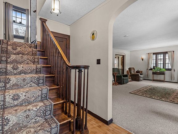 4th image of 827 E Washington St