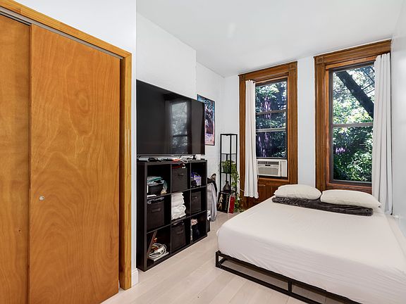 5th image of 863 Sterling Pl