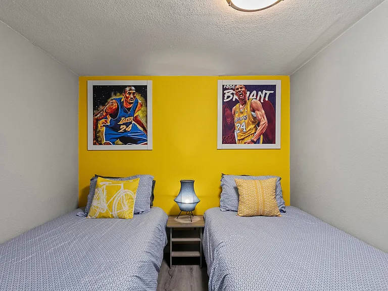 Your Twin Oasis _ Unwind in our inviting bedroom, featuring two single beds