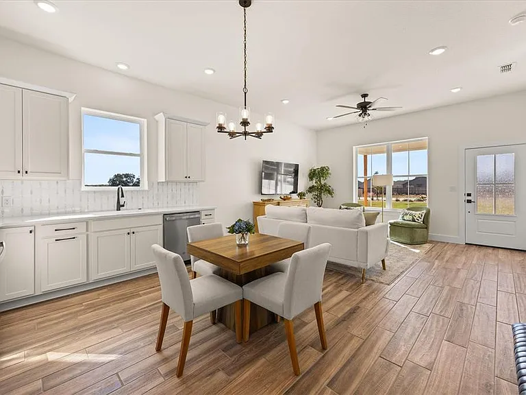 802 S Creek St #108 — Photo 5