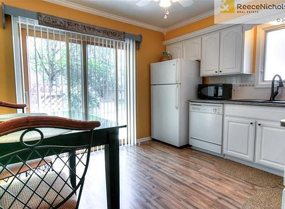 Kitchen has new quartz counter tops!!!!!
