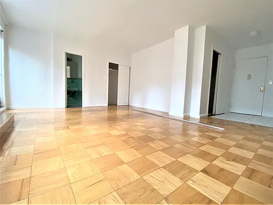 Rented by Manhattan Realty Group | media 10