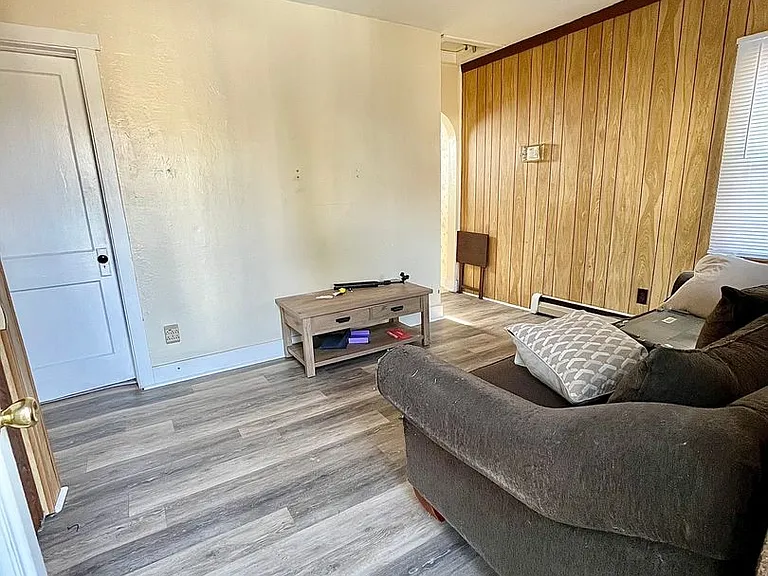 101 S Corl St — Photo 4
