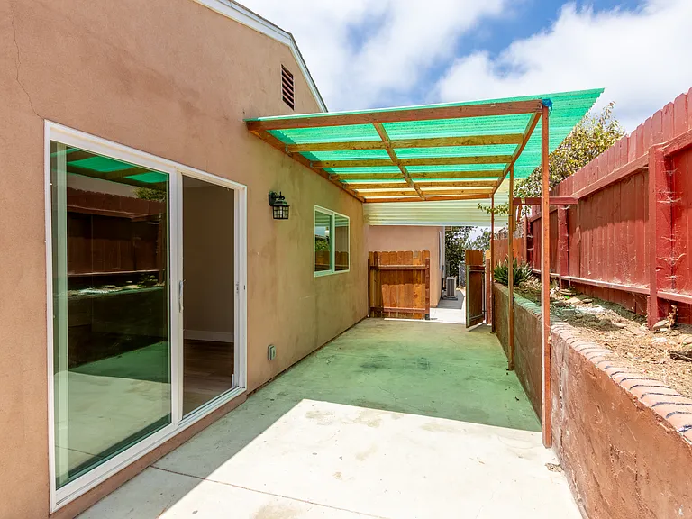 Side-yard ( 2nd entertainment space); access from living room