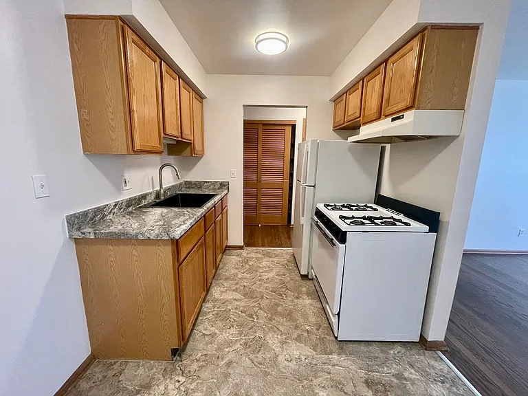 1216 Memorial Dr — Photo 5