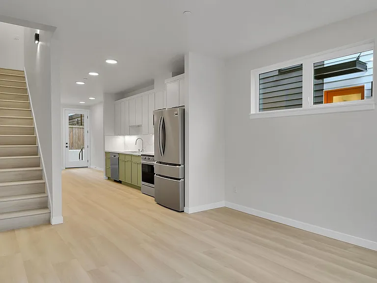 255 E Louisa St — Photo 32