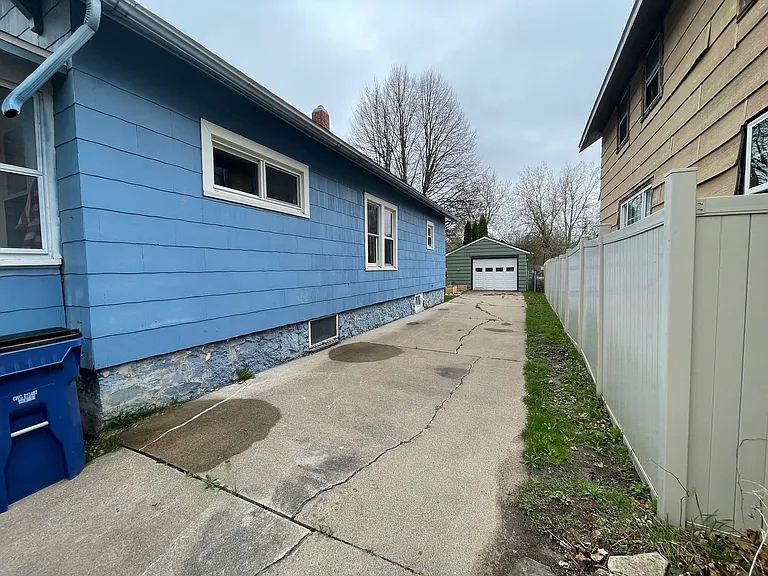 827 Single Ave — Photo 2