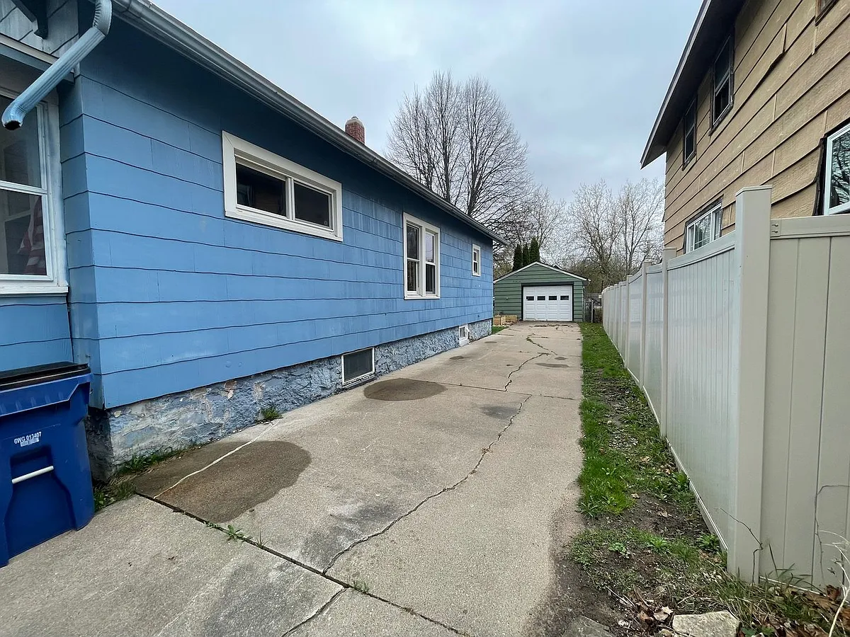 Building Photo - 827 Single Ave