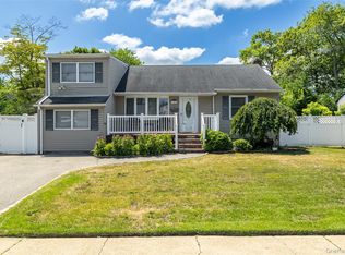 3902 Clove Court, Seaford, NY 11783