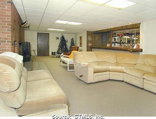 FANTASTIC FIN LL W/FULL KITCHEN