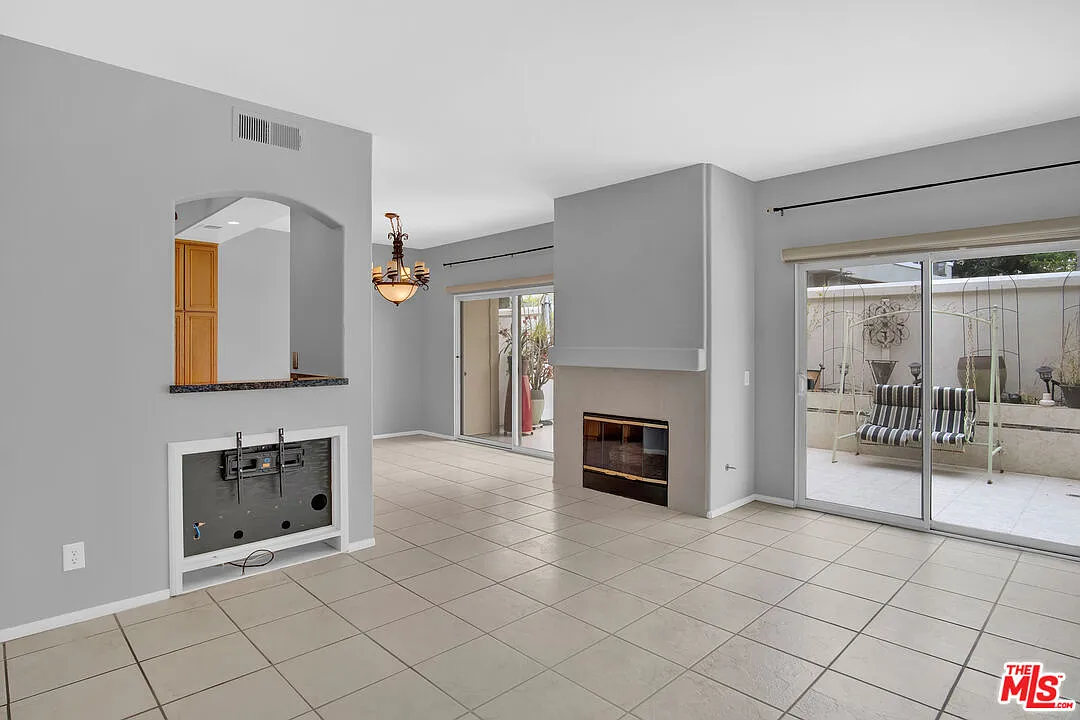 4 bed, 2.5 bath, 1690 sqft, $4,350 — Photo 2