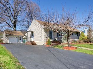 31 Stiles Ct E, Pompton Lakes, NJ