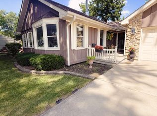 557 Hardin Ave, Aurora, IL 60506