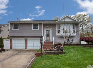134 Bretton Rd, Hauppauge, NY 11788
