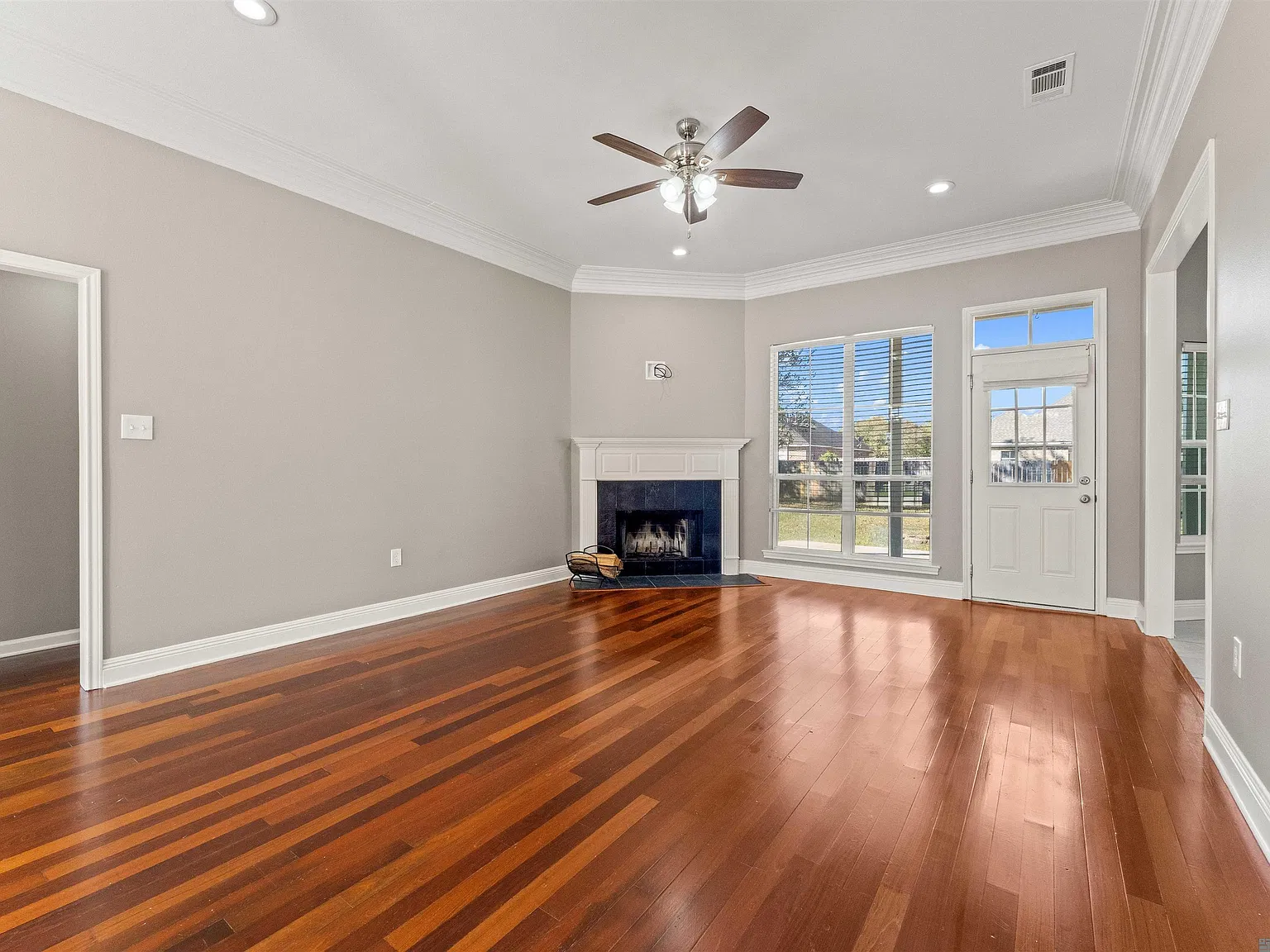 4 bed, 2086 sqft, $2,300 — Photo 3