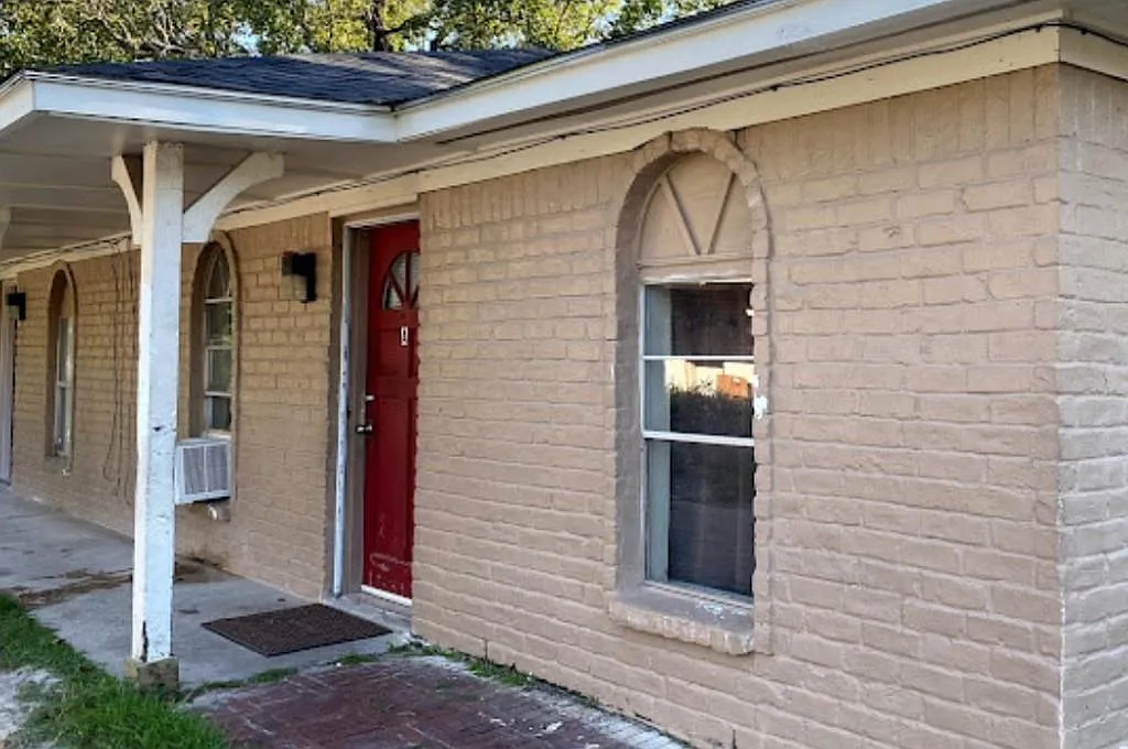 2 bed, 1.0 bath, $899 — Photo 2