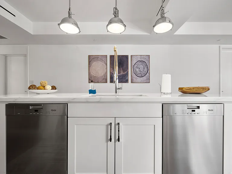 61 5th Ave #2 — Photo 34