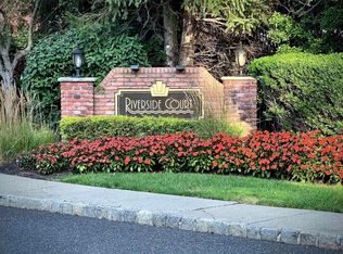 145 Blue Heron Dr, Secaucus, NJ 07094
