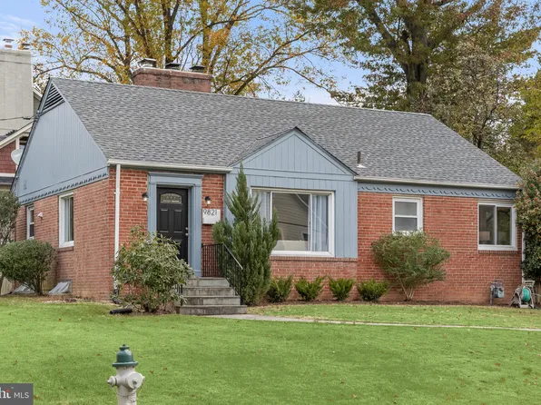 9821 Parkwood Dr, Bethesda, MD 20814
